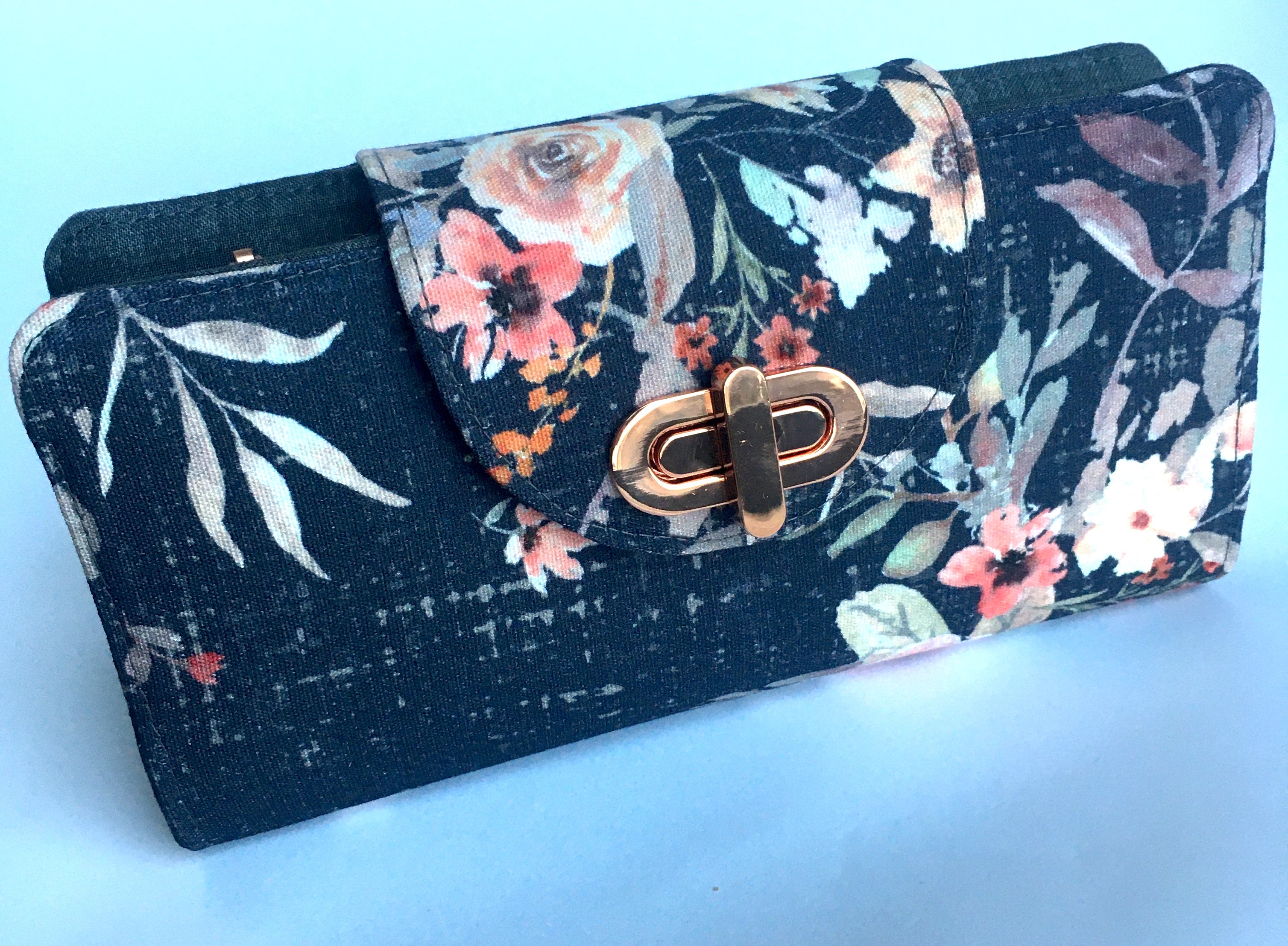 Elegant twist lock wallet Els Bels Boutique